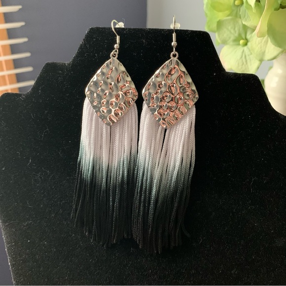 🟡5️⃣ for💲1️⃣5️⃣🟡-  Paparazzi earrings - Picture 1 of 2